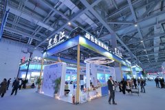 <b>曙光运营所副从任贾成琳边率领职工清扫积雪</b>